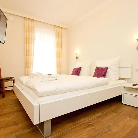 Duenenpalais App 06 *